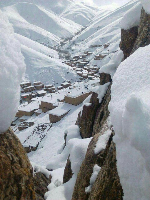 یک روز برفی زیبا در روستای کلاتی کردستان+عکس