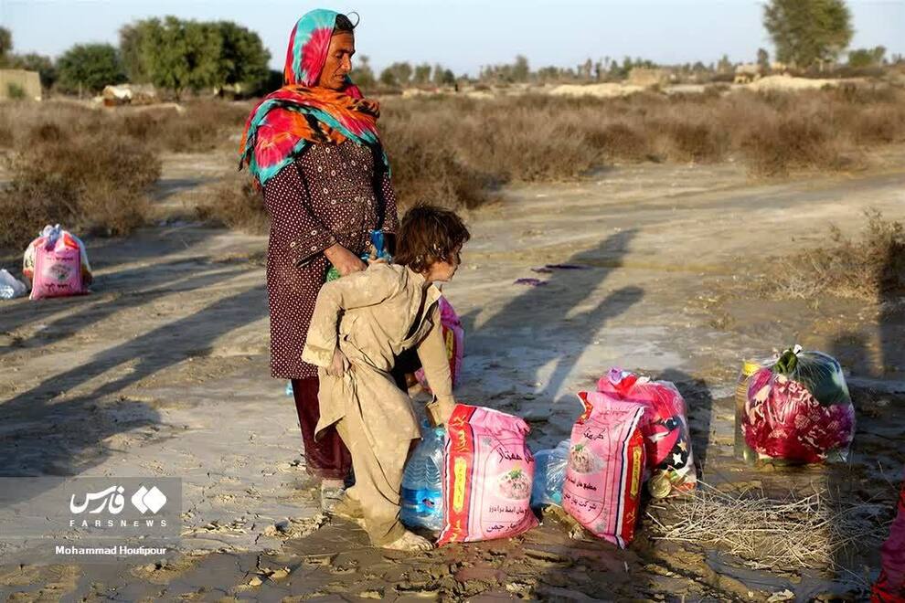 ارسال کمک‌های مردمی به مناطق سیل‌زده سیستان و بلوچستان + عکس