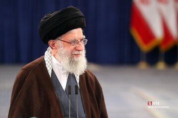 تصاویری از رهبر انقلاب در هنگام کاشت ۳ اصله نهال