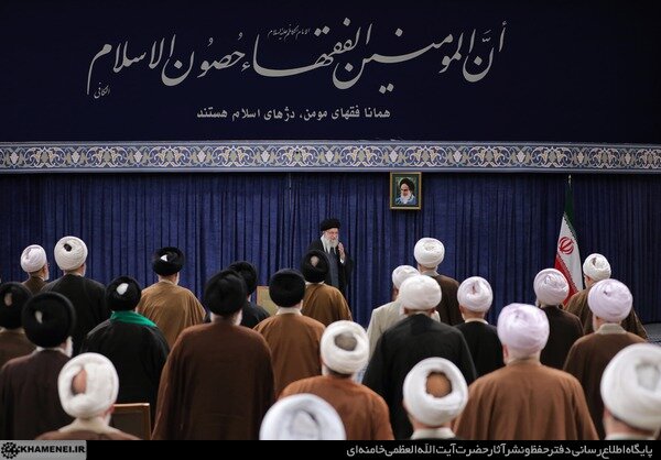 حدیث نصب شده بالای سر رهبر انقلاب در دیدار امروز صبح با اعضای مجلس خبرگان رهبری+ عکس