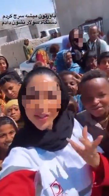 حرکت عجیب یک بلاگر زن میان سیل زدگان سیستان و بلوچستان+عکس