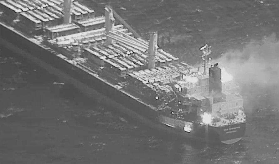 کشتی آمریکایی بعد از اصابت موشک یمنی‌ها + عکس