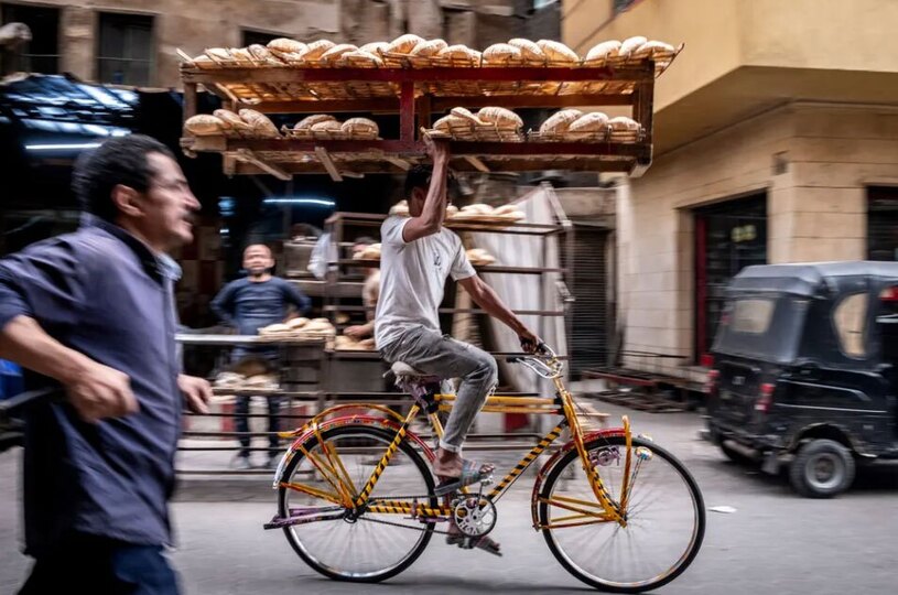 یک نان فروش دوره گرد در شهر قاهره مصر + عکس