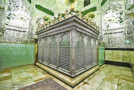 حضور سحرگاهی رهبری در شهر ری + تصاویر