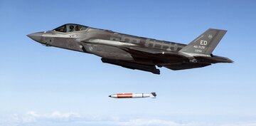  بمب‌اتم جدید جنگنده آمریکایی که در خط مقدم هوایی آمریکاست+ عکس