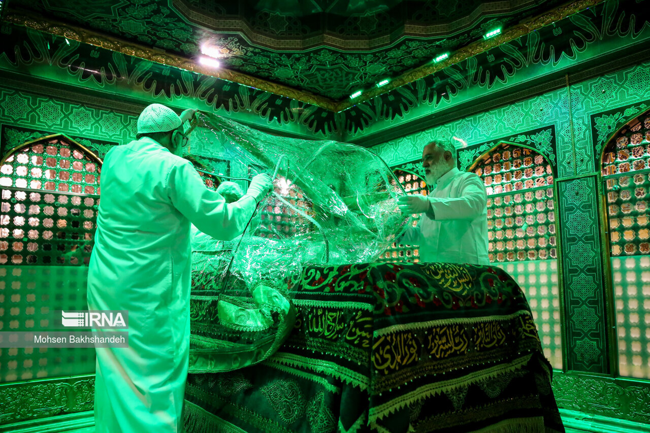 تصاویر دل انگیز از غبارروبی مضجع منور امام رضا(ع)+عکس