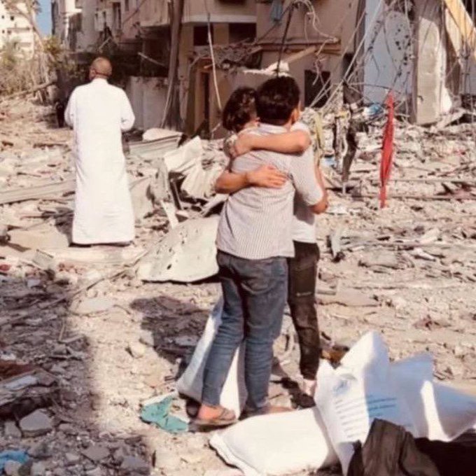 تصویری برادرانه در غزه پس از ویرانی خانه‌هایشان+عکس