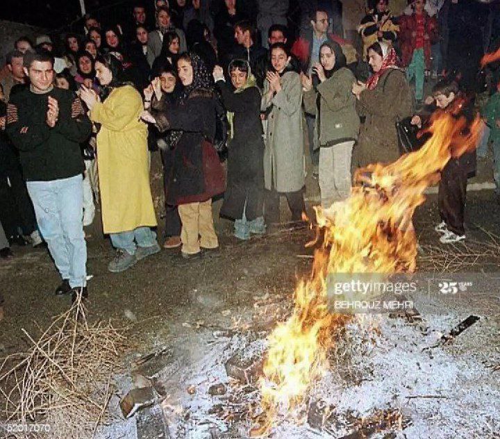  تصویری از چند جوان در چهارشنبه‌سوری سال ۷۷ پربازدید شد+عکس