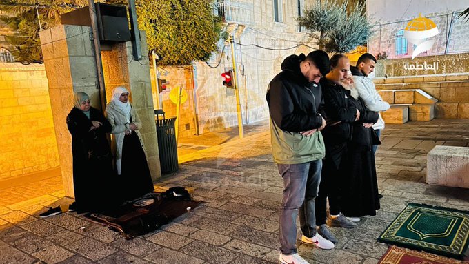 تبعیدشدگان از مسجدالاقصی در حال اقامه نماز+عکس
