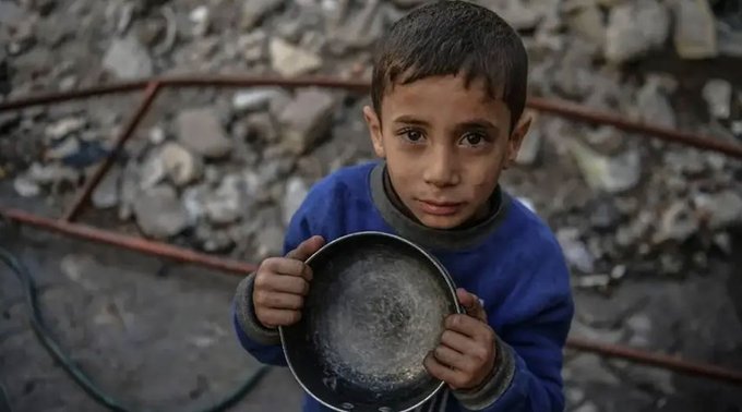 تصویری تلخ از کودک اهل غزه در انتظار غذا+عکس