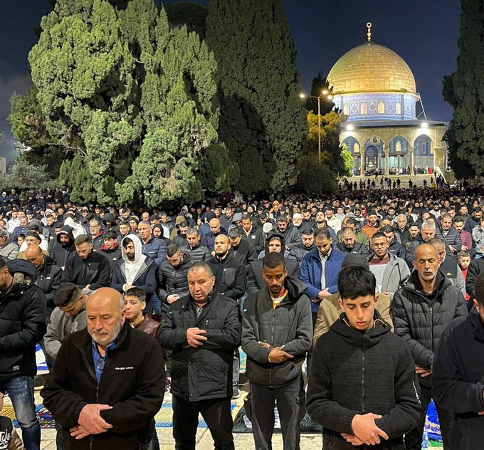 هزاران فلسطینی با وجود موانع نماز را در مسجدالاقصی اقامه کردند+عکس