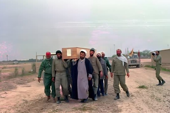 تصویری از روحانی محبوب زیر تابوت فرمانده در جبهه+عکس