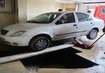  سقوط خودرو تیبا داخل چاه در خیابان آزادی+عکس
