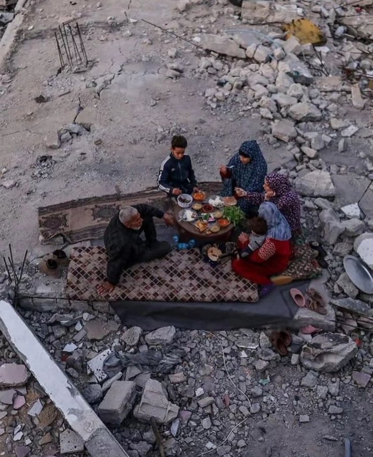 سفره کوچک و باصفای یک خانواده اهل غزه در زمان افطار+عکس