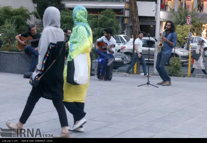 اجرای موسیقی مقابل متروی میدان جهاد + عکس