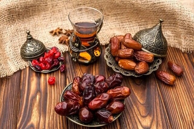 فواید بی‌نظیر افطار با خرما و چای در ماه مبارک رمضان