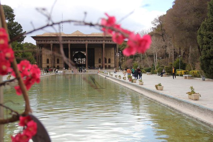 جمع‌آوری حصارهای ایوان کاخ چهلستون اصفهان+عکس