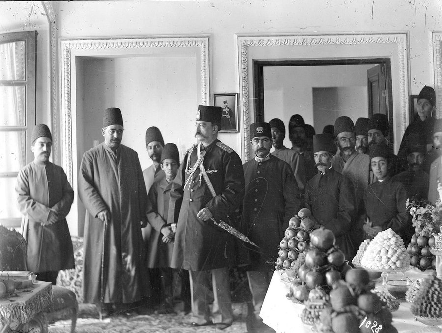 ناصرالدین شاه و  پسرش کامران میرزا در کنار صدراعظم+عکس