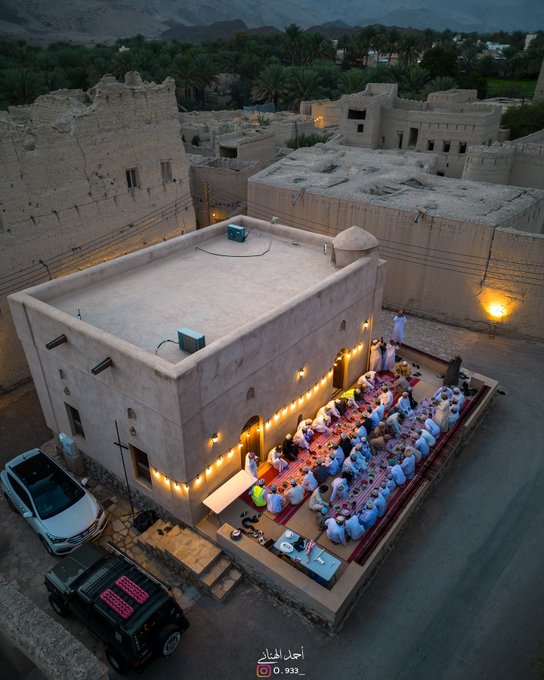  سفره افطار ماه رمضان باصفا در ایوان مسجدی در عمان+عکس