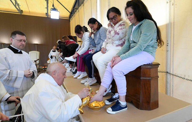 پاپ فرانسیس در حال اجرای مراسم عشای ربانی و شستن پاها در زندان زنان + عکس