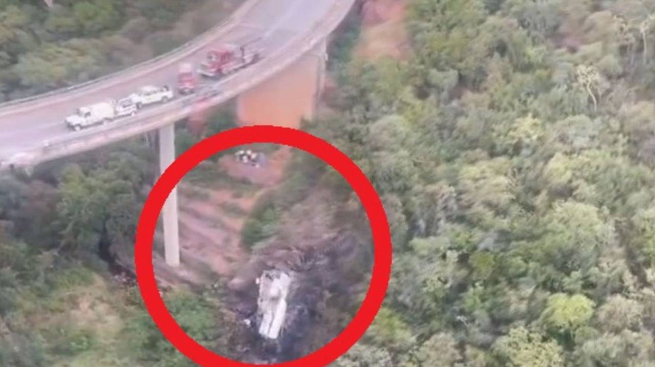 سقوط یک اتوبوس به دره در آفریقای جنوبی با ۴۵ کشته + عکس