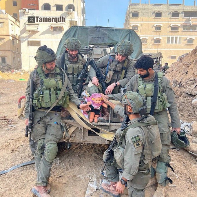 عکس یادگاری سربازان جنایتکار اسرائیلی با اسباب‌بازی کودکان فلسطینی