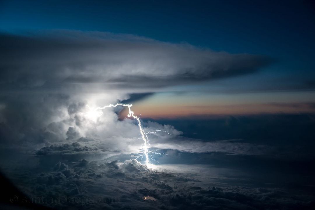 عکاسی باور نکردنی یک خلبان از لحظات رعد و برق در ارتفاع ۳۷ هزار پا + عکس