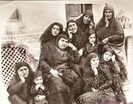 ژست جالب یک خانواده قاجاری در سیزده بدر سال ۱۲۹۱+عکس