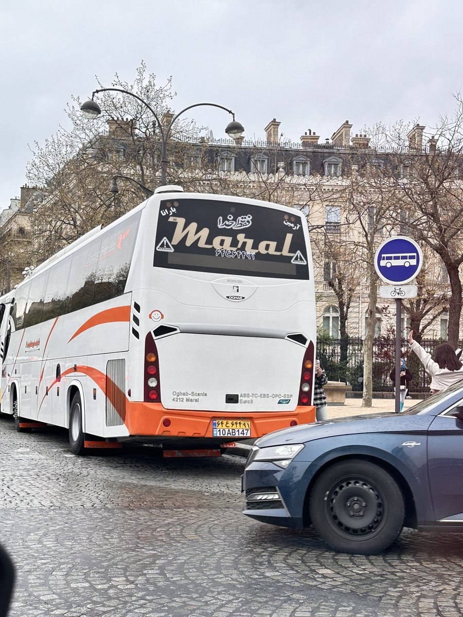 نوشته معنادار فارسی پشت یک اتوبوس در پاریس+عکس