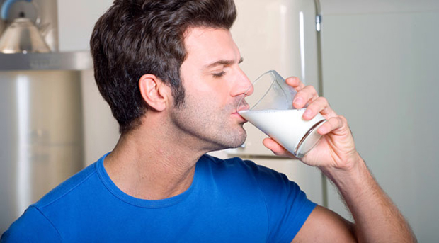 شیر گرم بخوریم برای بدنمان مفیدتر است یا شیر سرد؟