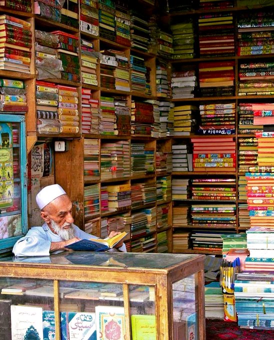 کتابفروش خسته در افغانستان پیش از طالبان+عکس