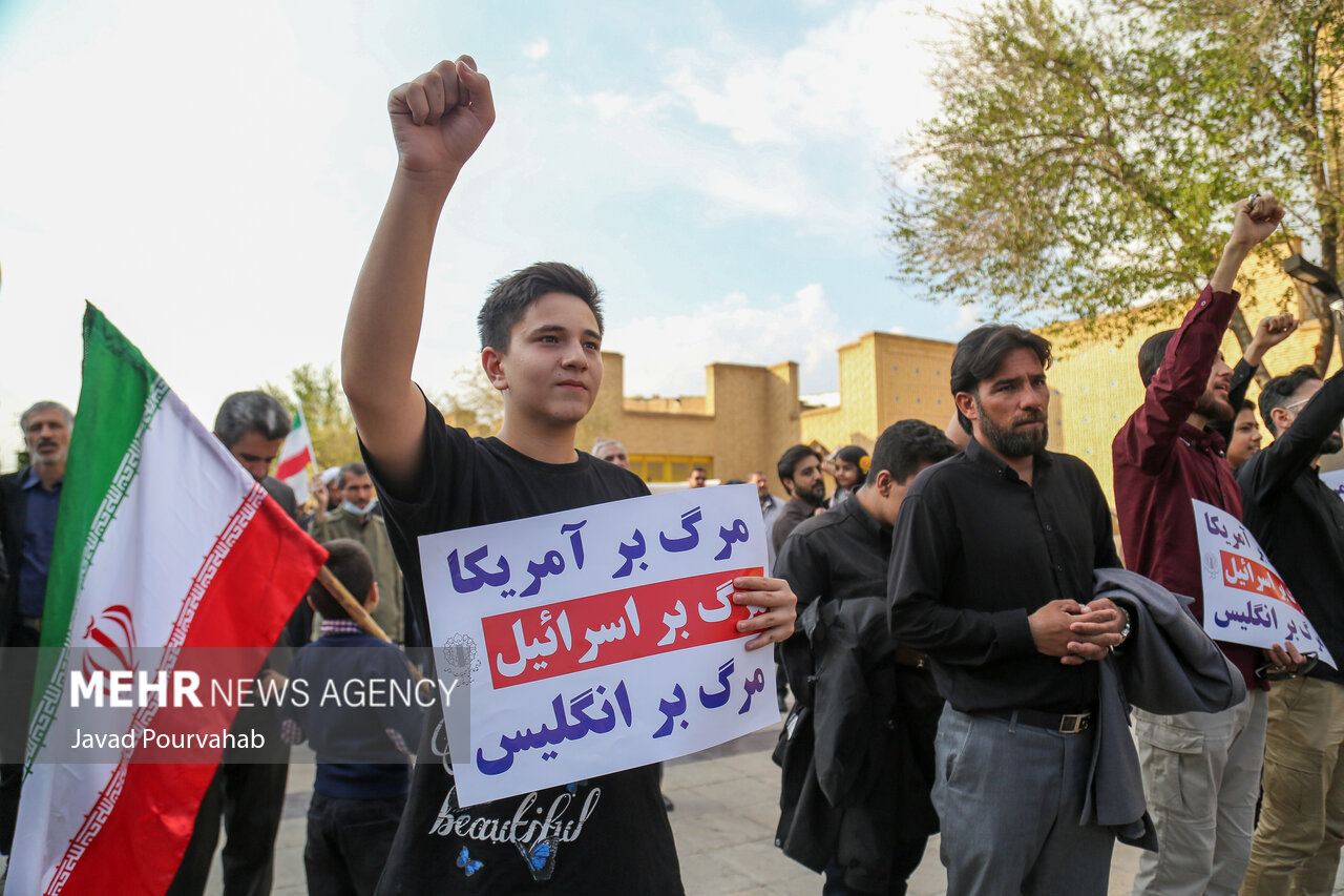 تجمع مردمی شیراز در محکومیت حمله رژیم صهیونیستی به کنسولگری ایران + عکس