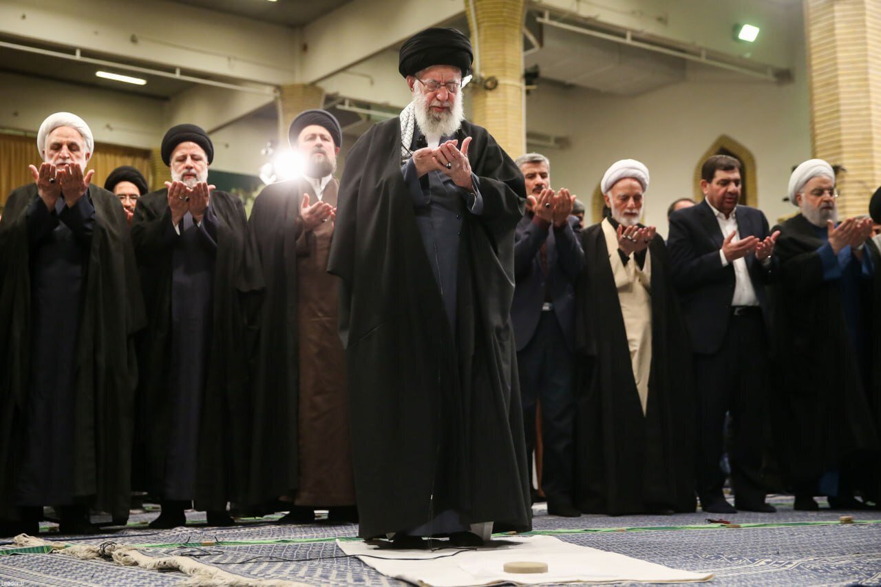 نماز خواندن روحانی، سیدحسن خمینی، رئیسی و محسنی اژه‌ای پشت سر رهبری + عکس