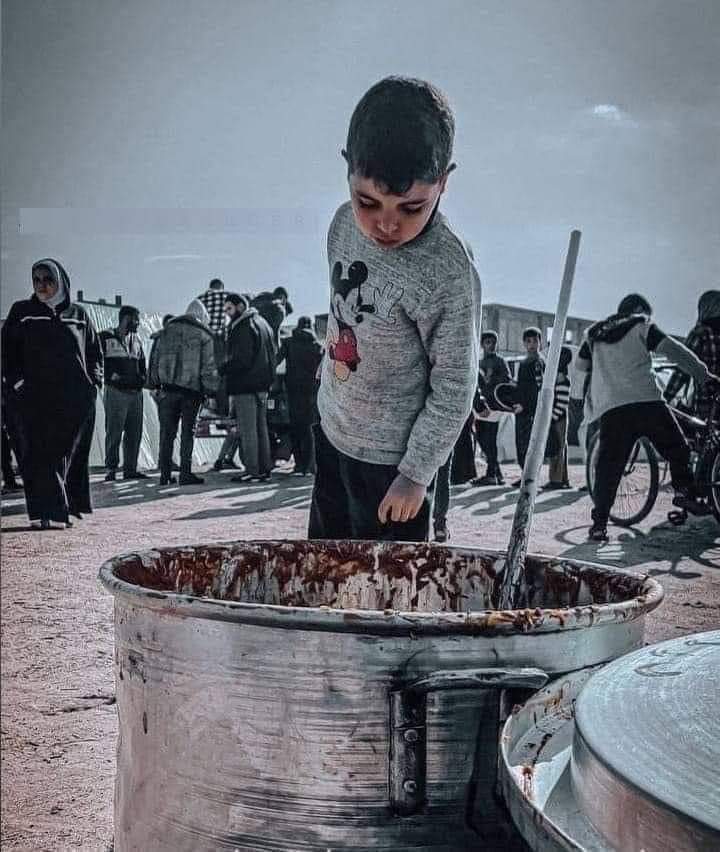 نگاه غمگین کودک اهل غزه که به او غذا نرسید+عکس