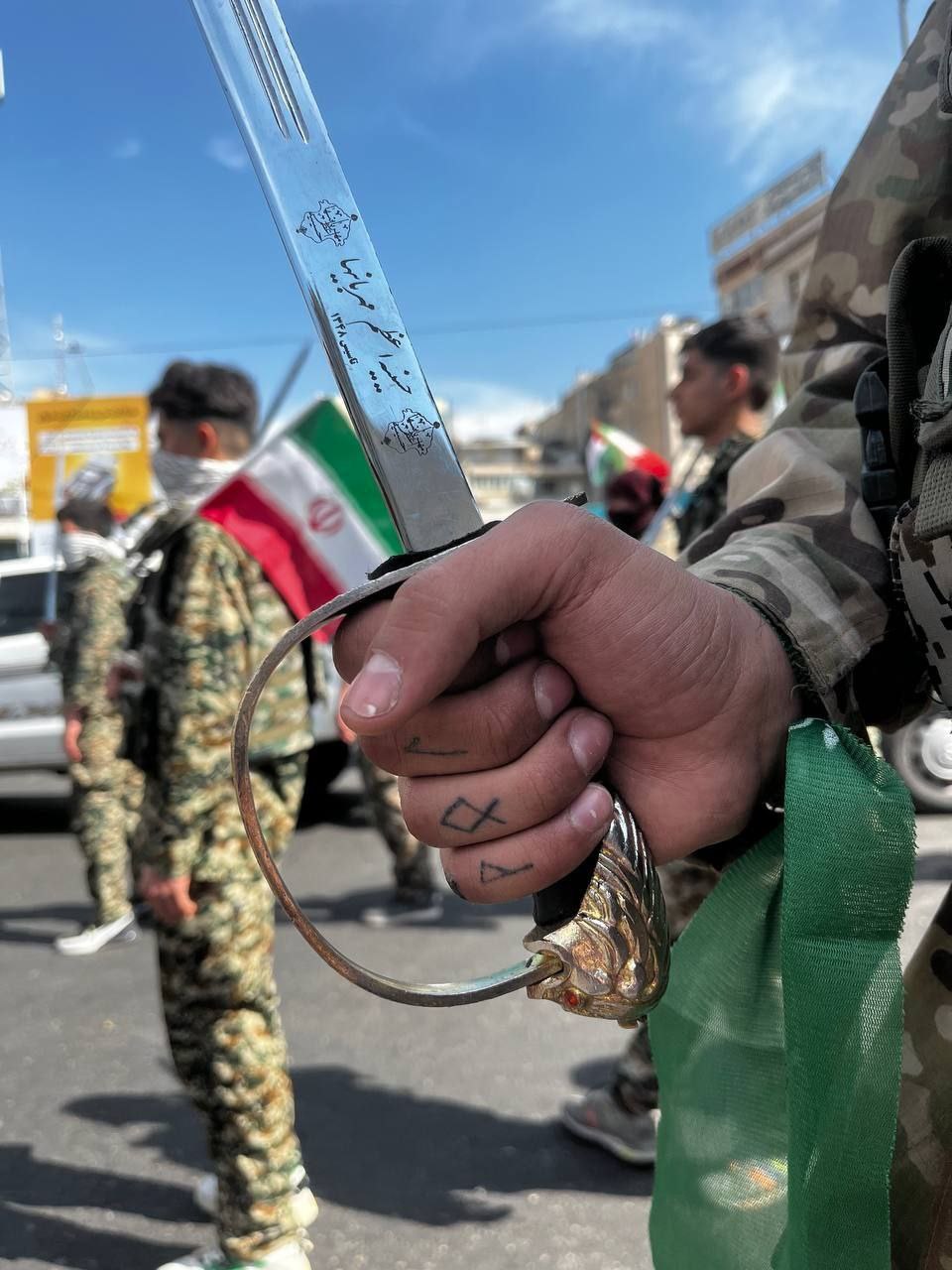 تصویر خاص از مرد شمشیر به دست در راهپیمایی روز قدس +عکس