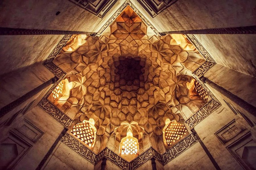 تصویری زیبا از زیرسوی گنبد آرامگاه شیخ عبدالصمد در نطنز+عکس