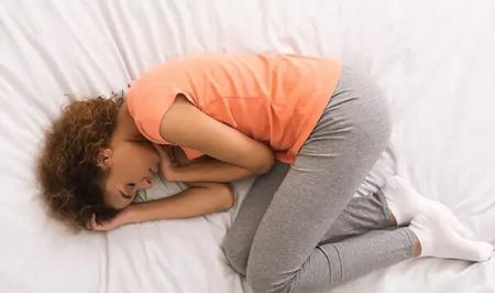 خوابیدن با زانوهای خم و به این شکل ممنوع