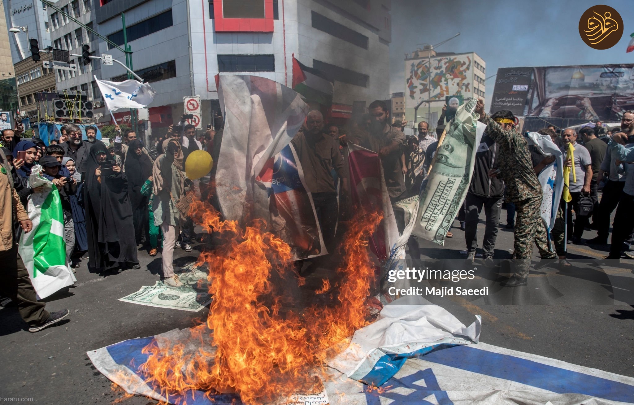 آتش زدن دلار در تهران به صورت نمادین+عکس