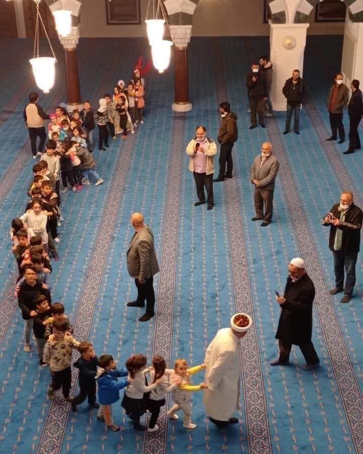 تصویری متفاوت و زیبا از امام جماعت در مسجدی در ترکیه+عکس