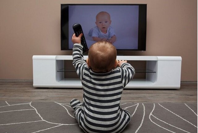تماشای تلوزیون تا این سن برای کودکان ممنوع