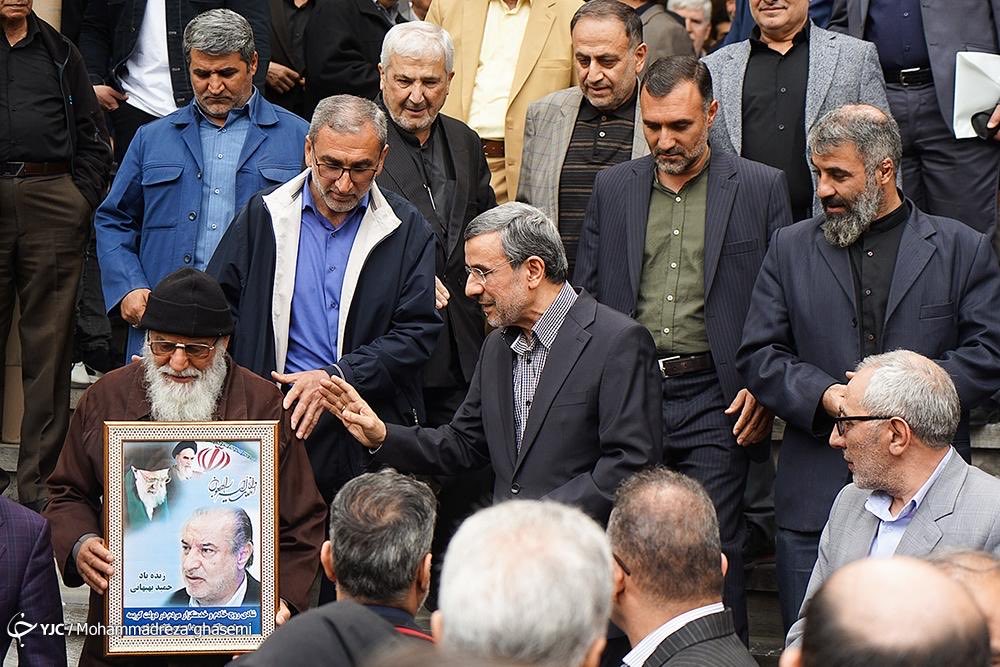 محمود احمدی نژاد در مراسم تشییع وزیر راه دولت‌اش+عکس