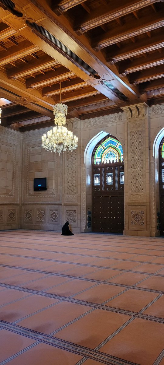 تصویری زیبا از عبادت در مسجد سلطان قابوس+عکس