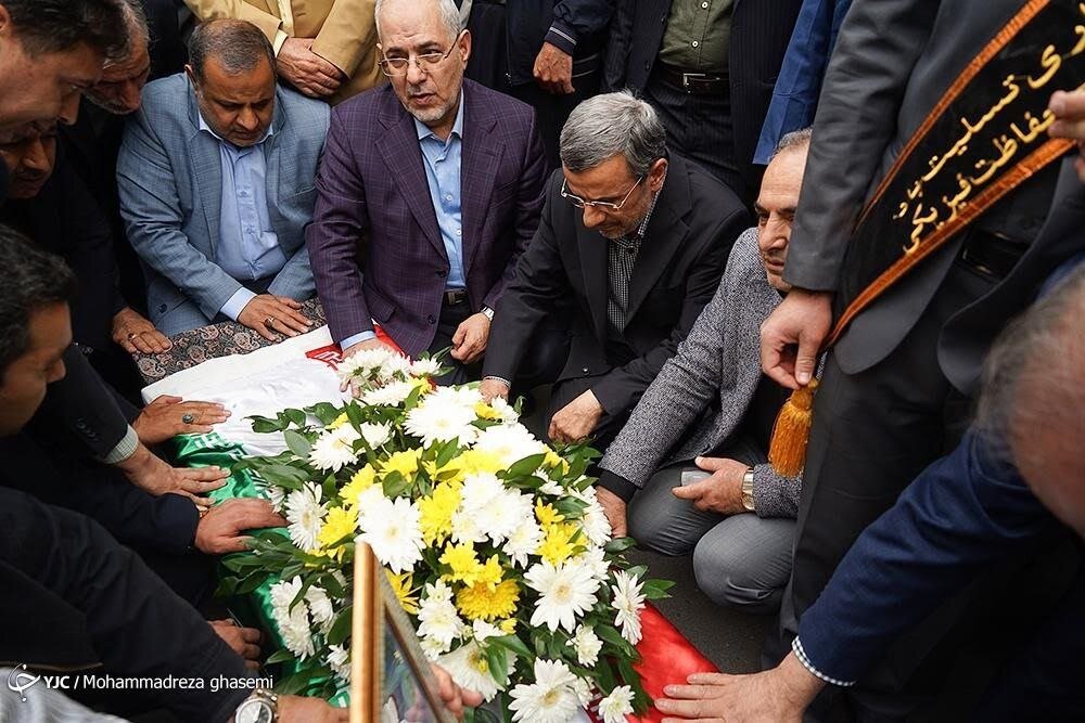 عکسی متفاوت از احمدی‌نژاد در یک مراسم ختم