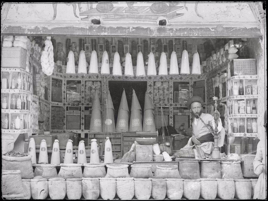 فروشنده‌ قند و شکر در بازار رشت در دوره‌ قاجار+عکس