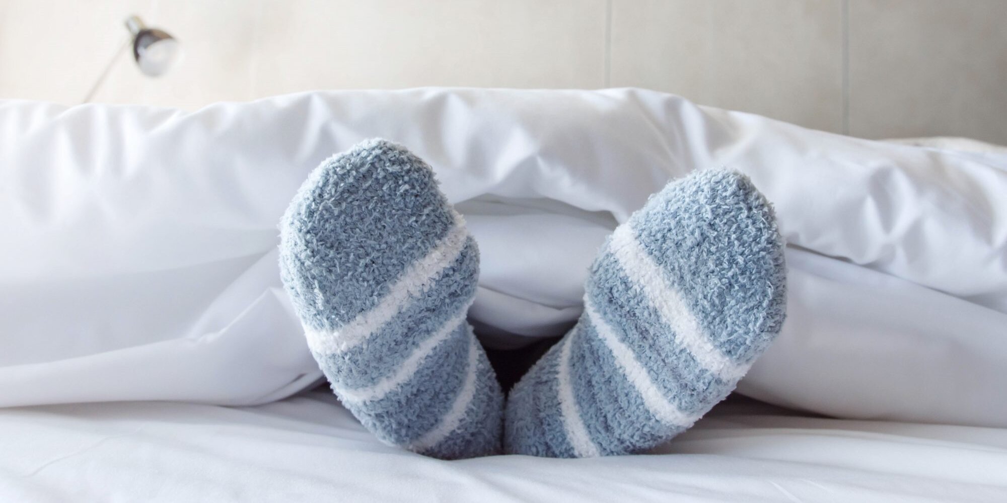 بالاخره با جوراب خوابیدن خوب است یا بد؟