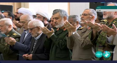 تصویر پربازدید از لبخند معنادار مقام ارشد سپاه در نماز عید فطر+عکس