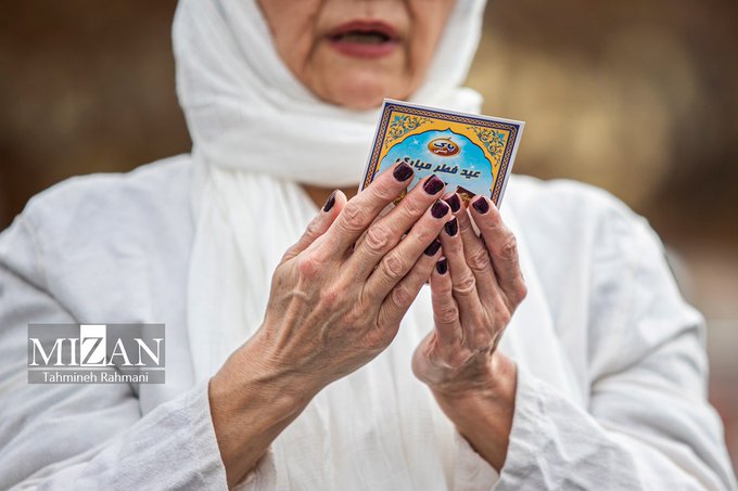 تصویر خاص از دعا و نیایش یک مادر در نماز عید فطر+عکس