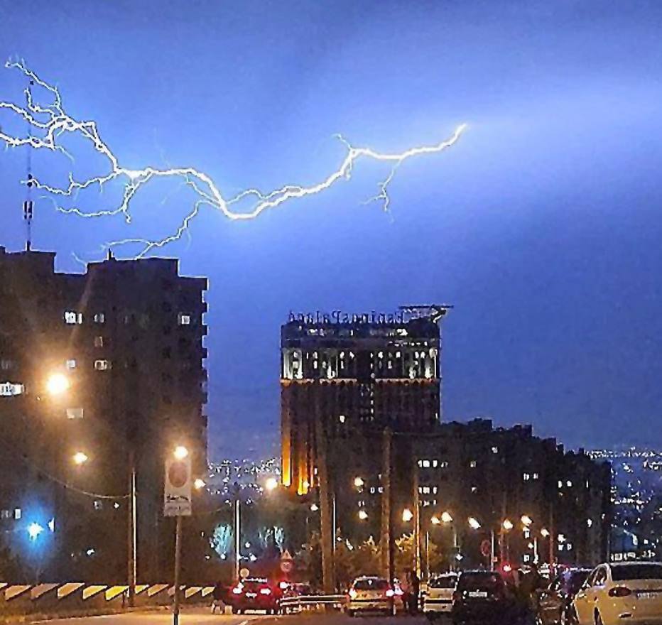 تصویری زیبا از صاعقه بامدادی در محله سعادت‌آباد تهران +عکس