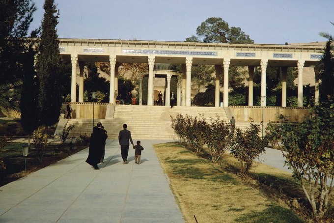 یک خانواده در آرامگاه حافظ در دهه ۴۰+عکس