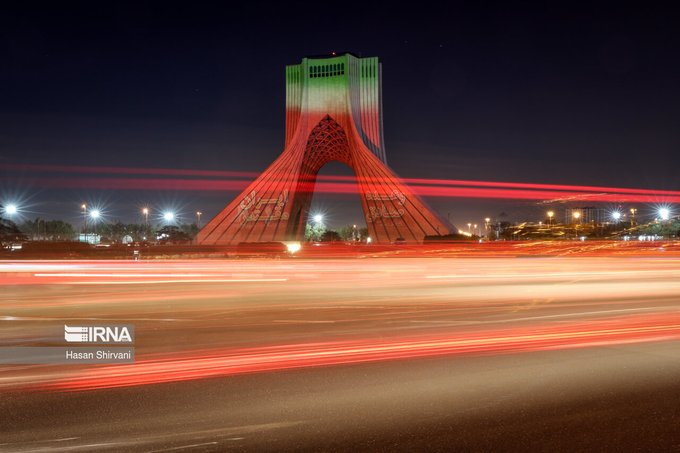 نورپردازی چشم نواز برج آزادی با موضوع وعده صادق+عکس